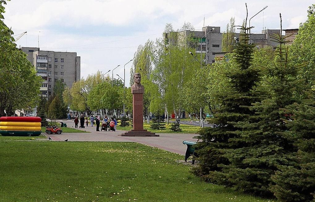 Улицы города губкина. Город Губкин сквер. Сквер Лазарева Губкин. Улица Лазарева город Губкин. Губкин улица Лазарева парк.