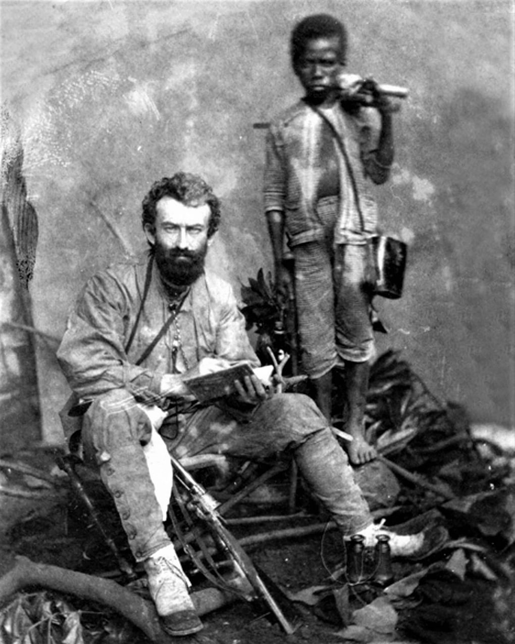 Николай Миклухо-Маклай с папуасом Ахматом. Малакка, Малайзия. 1874 или 1875. Фотография: <a href="https://commons.wikimedia.org/w/index.php?curid=18363324" target="_blank">Wikimedia Commons</a> / <a href="https://creativecommons.org/publicdomain/mark/1.0/deed.ru" target="_blank" rel="noopener">Public Domain</a>