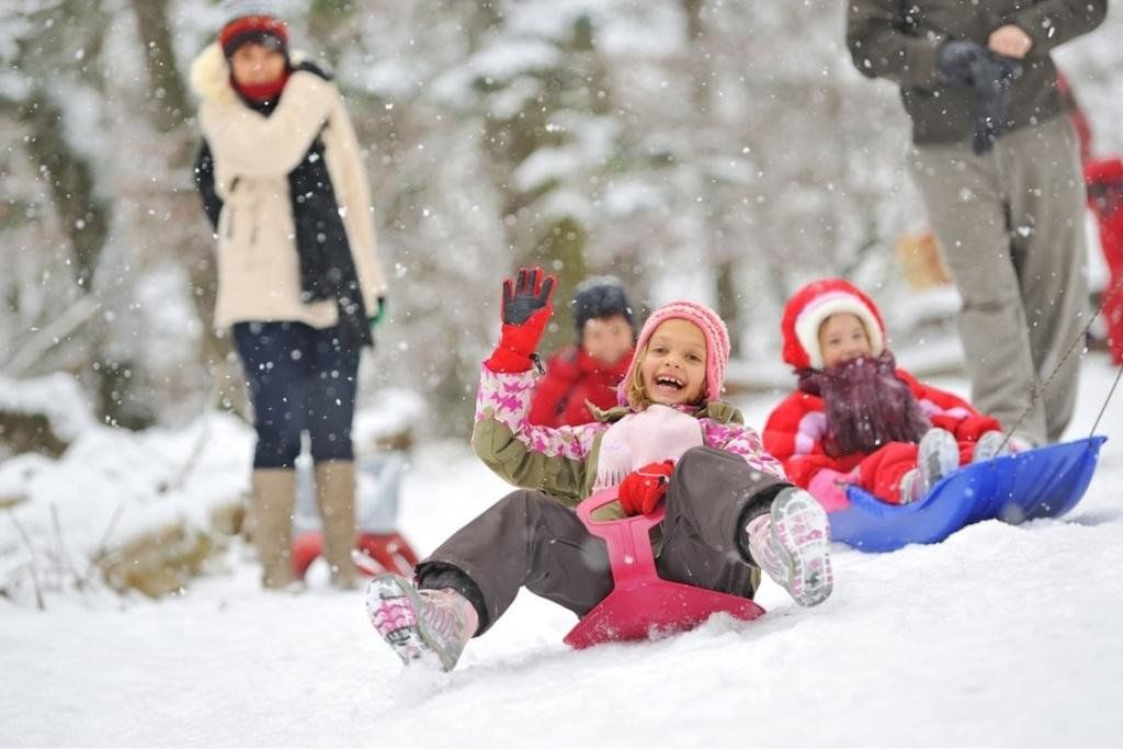 Играем со снегом. Дети зимой. Зимние развлечения. Дети зима улица. Зимние развлечения на улице.