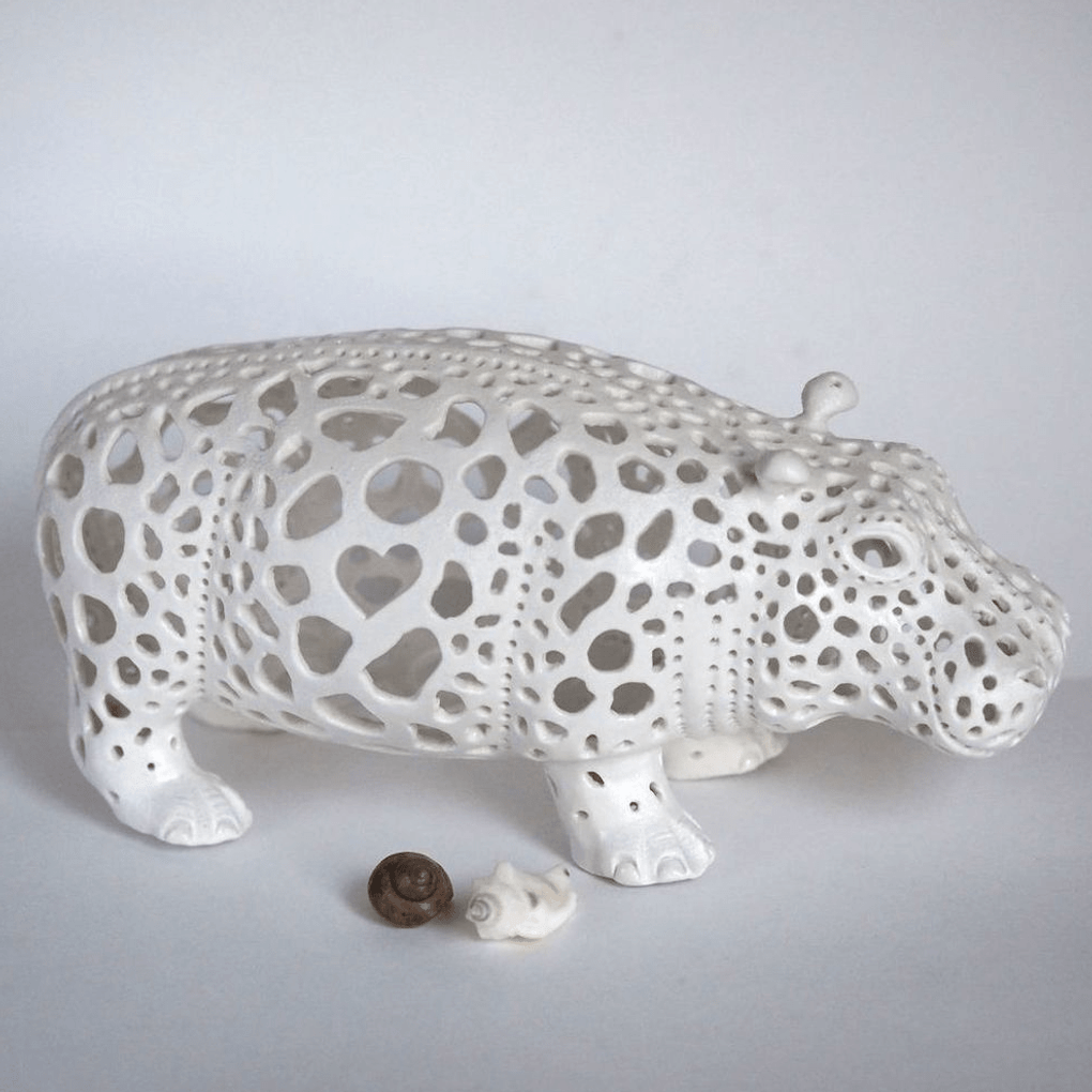 Ирина Мурашева (ceramicanimals). «Бегемот». Фотография: <a href="https://www.livemaster.ru/topic/3831886-column-vstrechaem-pobeditelej-itogi-konkursa-master-goda-2024" target="_blank" rel="noopener">livemaster.ru</a>