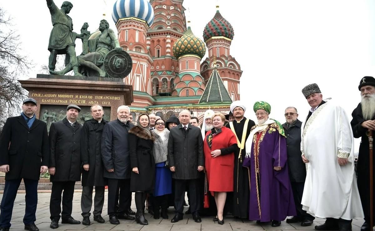 4 ноября 2002. 4 Ноября 2020 возложение цветов к памятнику Минину и Пожарскому.