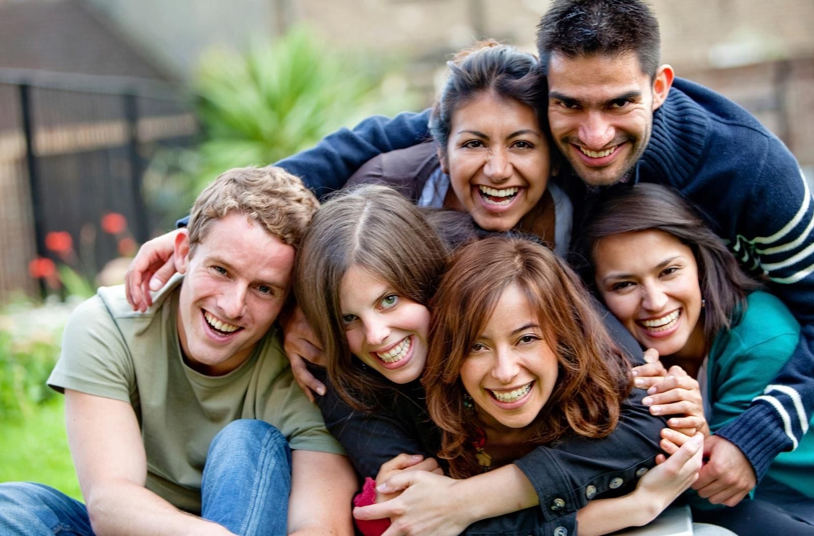 Group date. Группа людей. Веселые молодые люди. Несколько человек. Красивые друзья.