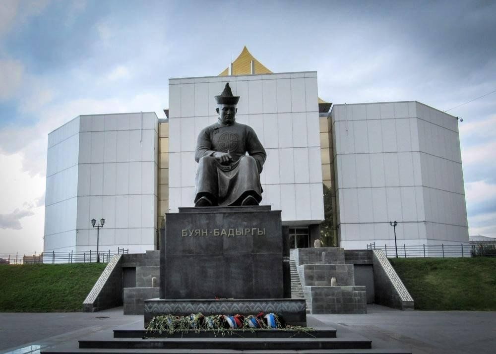 Город отдел кызыл. Памятник Буян Бадыргы Кызыл. Буян Бадыргы памятник. Исторические памятники Тувы Буян Бадыргы. Буян-Бадыргы Монгуш памятники.