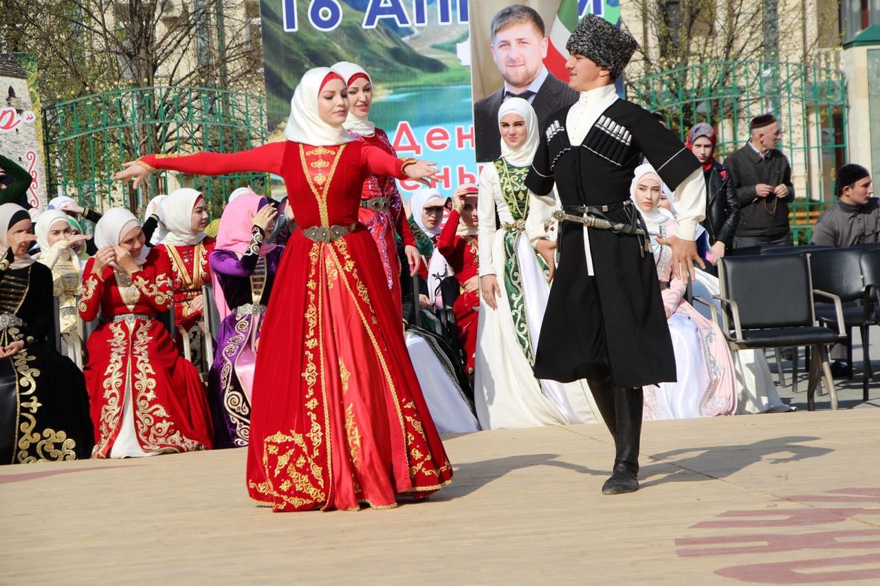 Какой праздник в чечне. Народы Кавказа ингуши национальный костюм. Национальные праздники карачаевцев. Чеченская Национальная одежда. Чеченский национальный костюм.