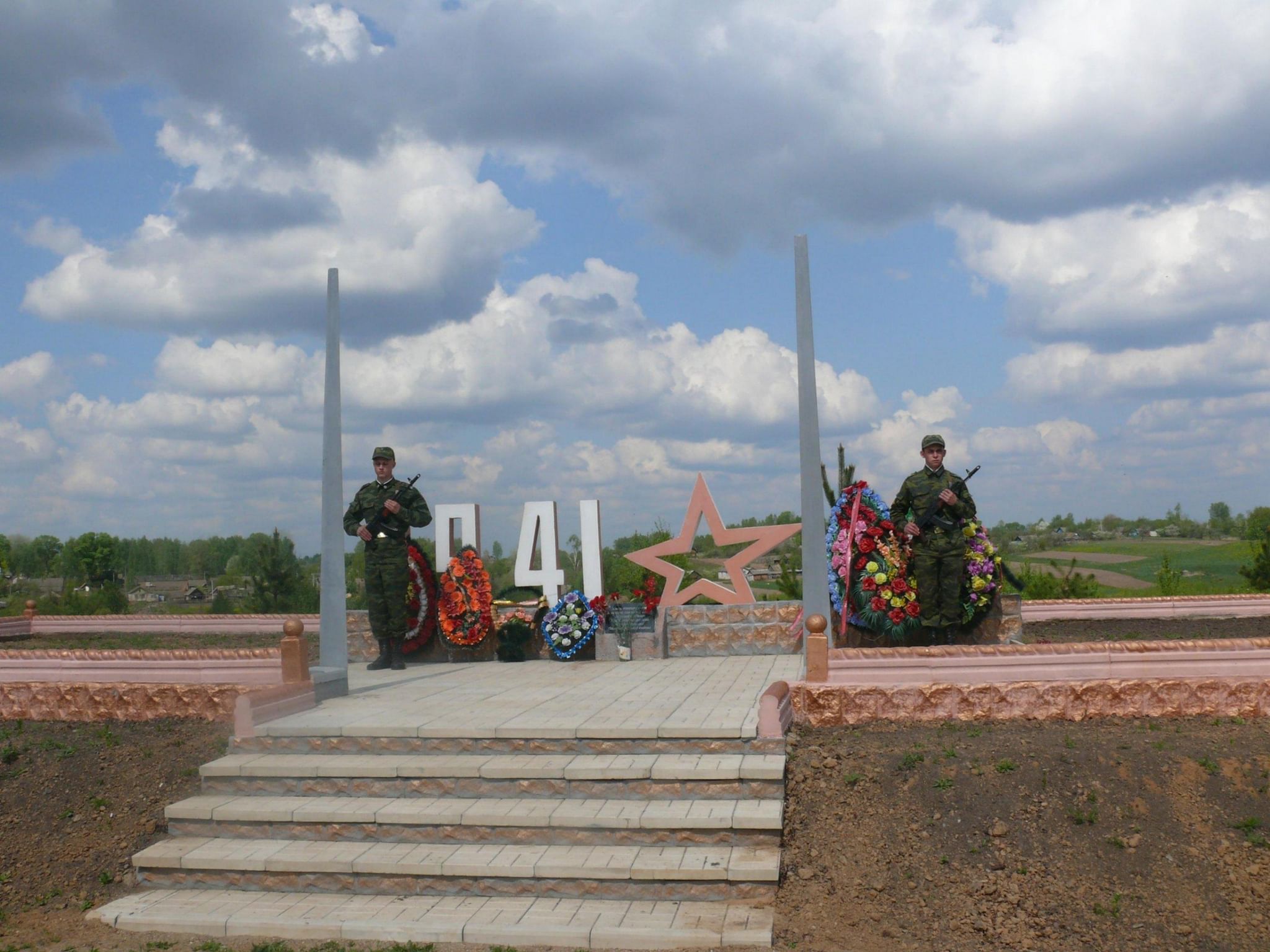 Краснинский смоленская область. Военные мемориалы. Памятники погибшим воинам в Прохоровке. Краснинский район Смоленская область Стелла. Краснинский район перезахоронение.