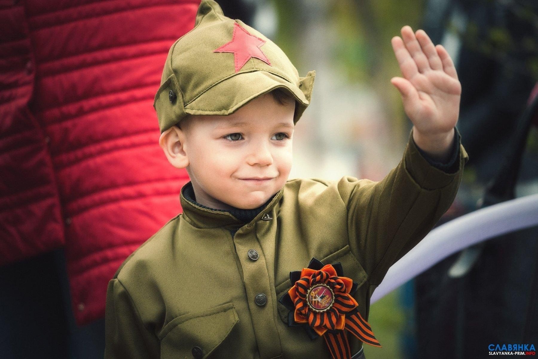 Май мальчики. Малыш в военной форме. Детская фотосессия в военной форме. Маленькие дети в военной форме. День Победы для детей.