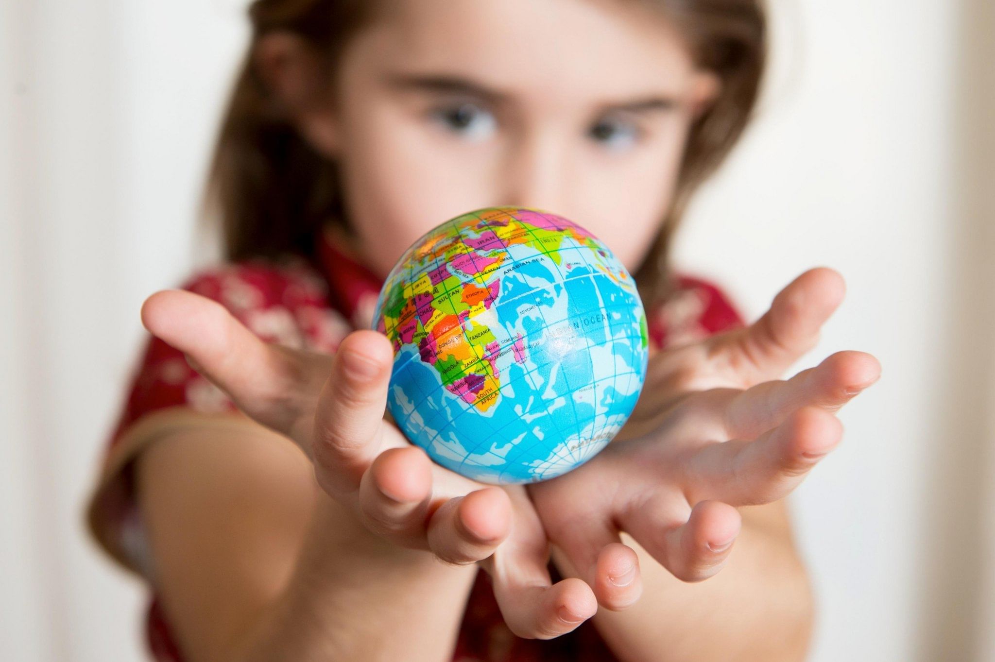 Ребенок земли фото. Глобус для детей. Глобус в руках ребенка. Мир в руках ребенка. Планета земля для детей.