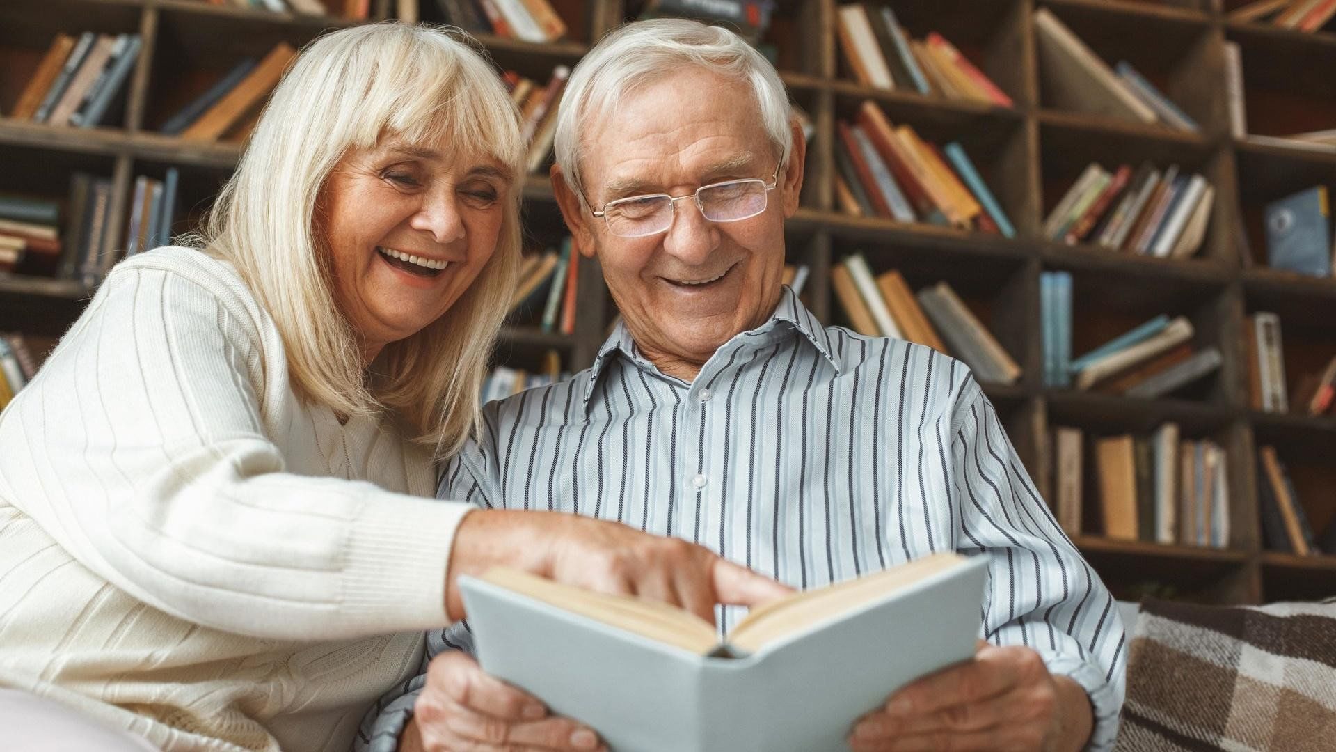 Читать пенсионер. Чтение пожилых людей. Пожилой человек с книгой. Книги для пожилых. Пенсионеры с книгами.