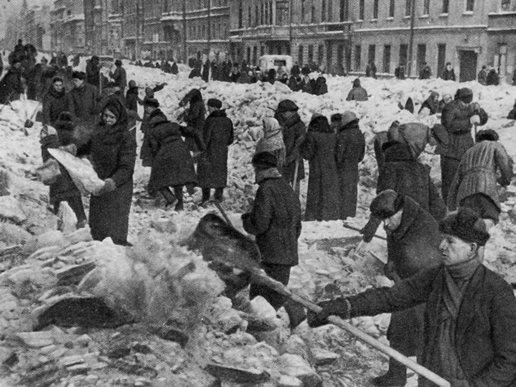 Воскресник по очистке города. Ленинград, 1942 год. Фотография: <a href="https://artsacademy.ru/additionally/patrioticheskoe-vospitanie/akademiya-khudozhestv-v-gody-vov/" target="_blank" rel="noopener">artsacademy.ru</a>