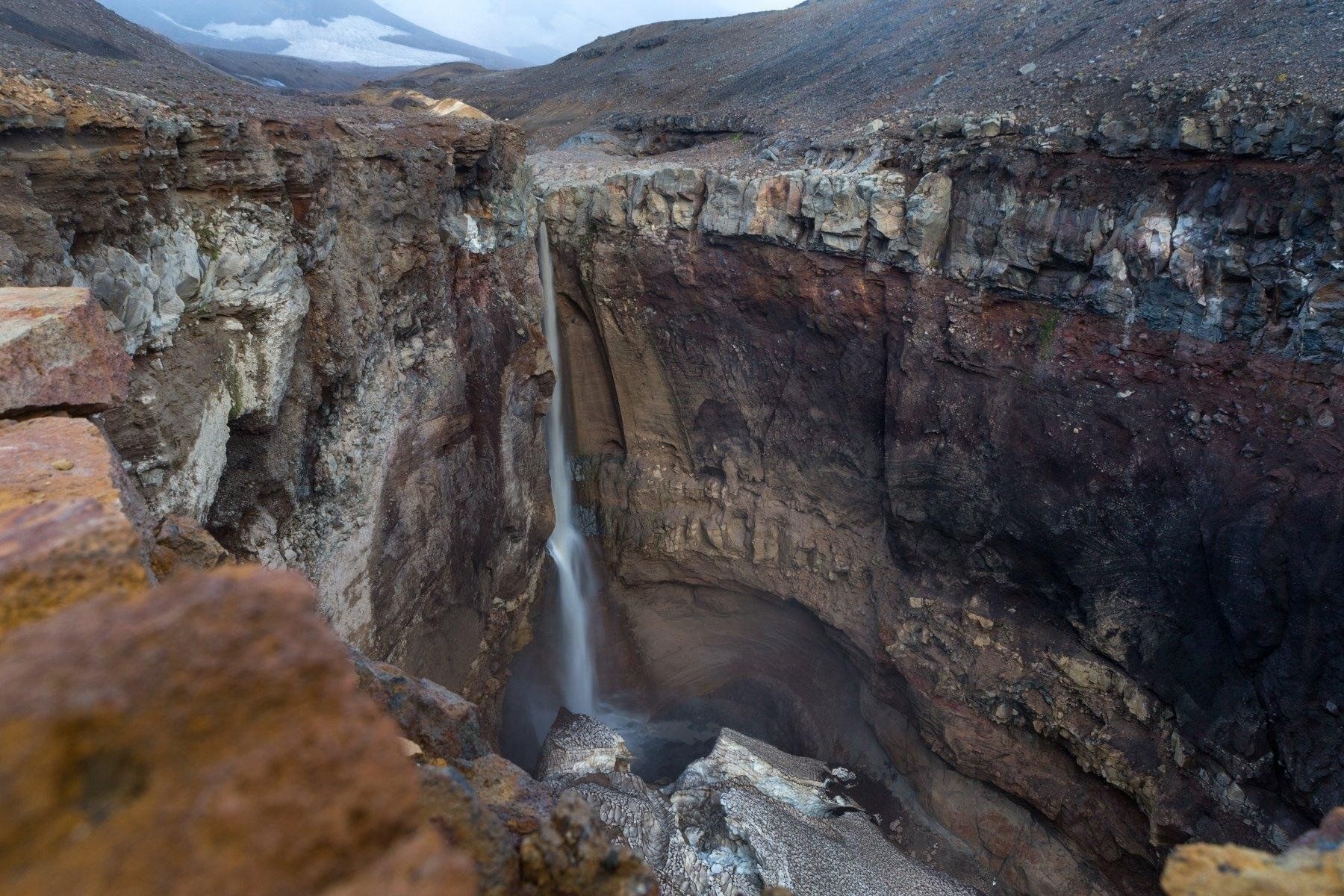 Водопад в каньоне опасный Камчатка