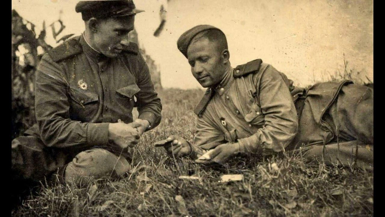 Год бой песня. Два солдата ВОВ. Солдаты на войне. Солдаты на фронте.