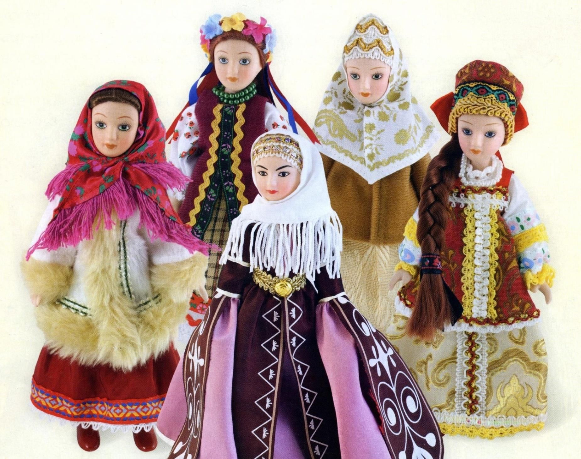Купить кукол в национальных костюмах. Куклы в национальных костюмах. Куклы в национальной одежде. Кукла в народном костюме. Фарфоровые куклы в национальных костюмах.