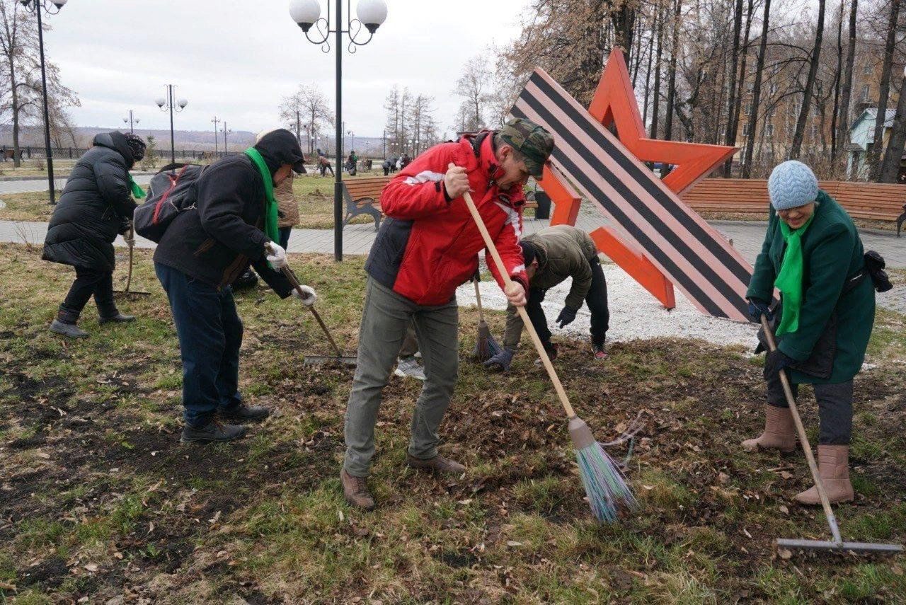 Во время субботника заводом было. Цивилев на субботнике. Субботник администрация Тахтамукай. Субботник в Саянске. Лидер на субботнике.