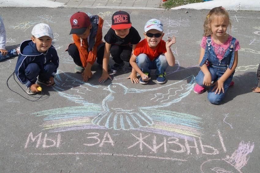 Рисуем на асфальте. Конкурс рисунков на асфальте. Конкурс рисунков на асфальте в детском саду. Рисунки на асфальте миру мир.