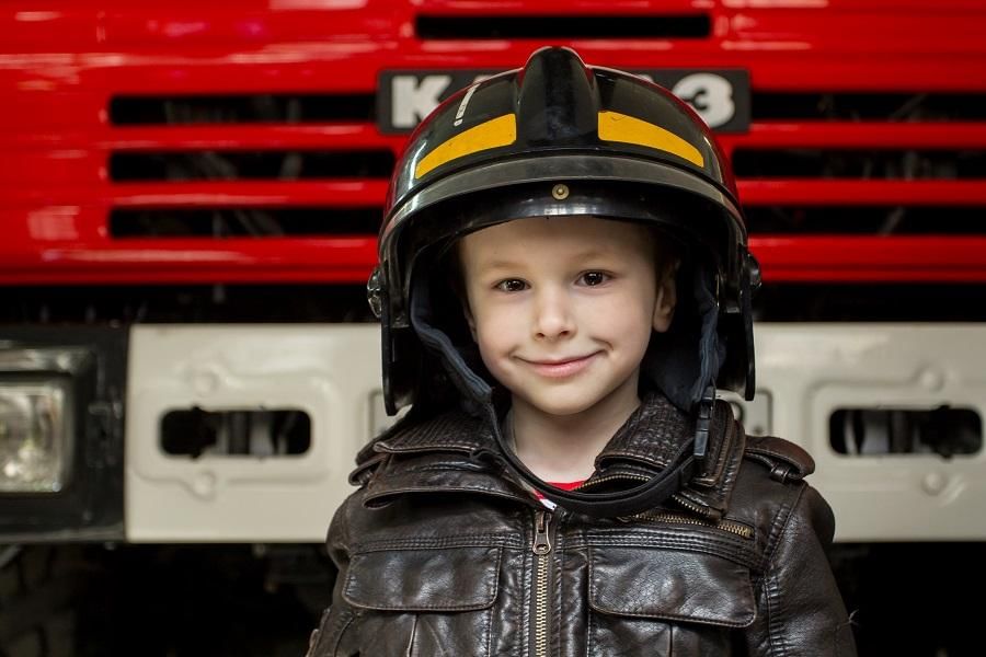 Пожарник википедия. Пожарный. Маленькие пожарные. Шлем пожарного. Пожарник для детей.