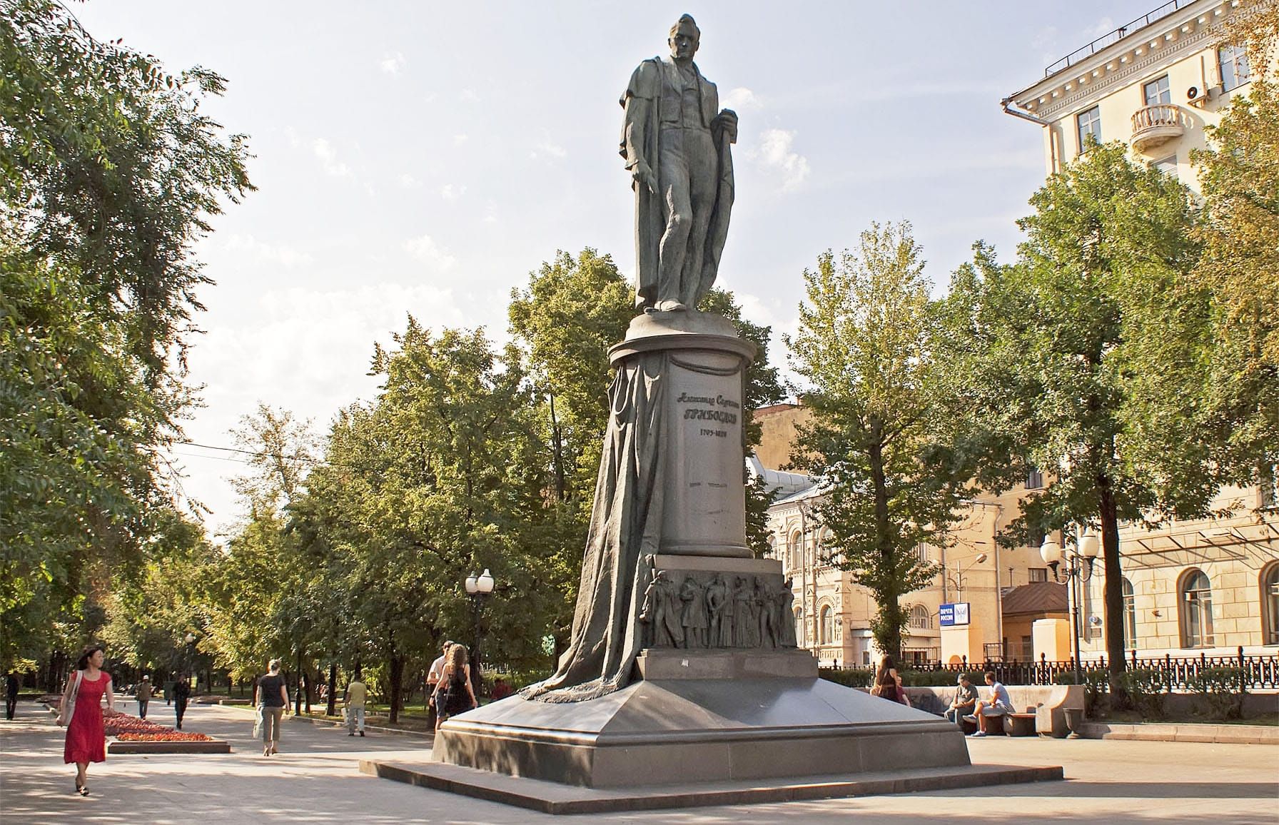 Скульптуры в москве. Чистопрудный бульвар памятник Грибоедову. Памятник Грибоедову в Москве на чистых прудах. Памятник на Чистопрудном бульваре. Памятник Александру Грибоедову на Чистопрудном бульваре.