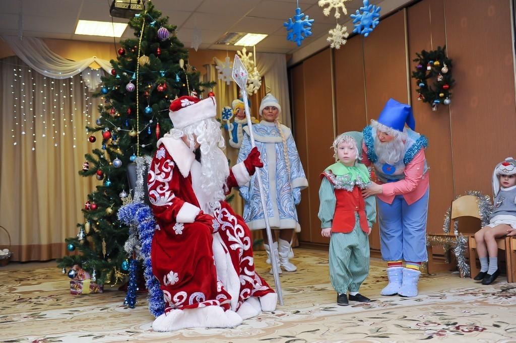 Новогодний утренник для детей. Новогодний утренник в саду. Фотосъемка новогоднего утренника в детском саду. Детсад новогодний утренник. Дети на новогоднем утреннике.