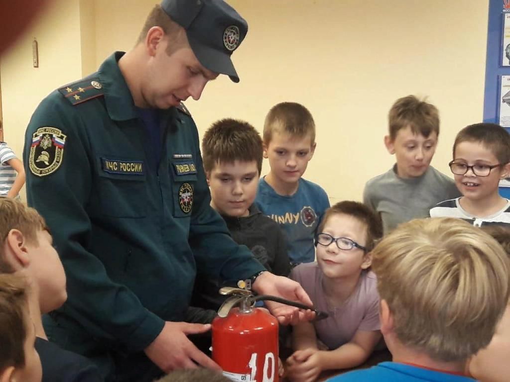 Пожарные на мероприятие. Школа МЧС. Пожарная профилактика в школе. Пожарные в школе. МЧС пожарная безопасность.