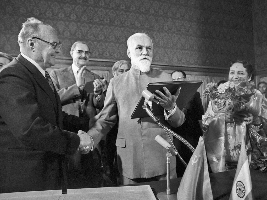 Художник, общественный деятель Святослав Рерих получает Диплом почетного члена Академии художеств СССР от президента Академии Николая Томского. 1978 год. Фотография: Виктор Великжанин / ТАСС