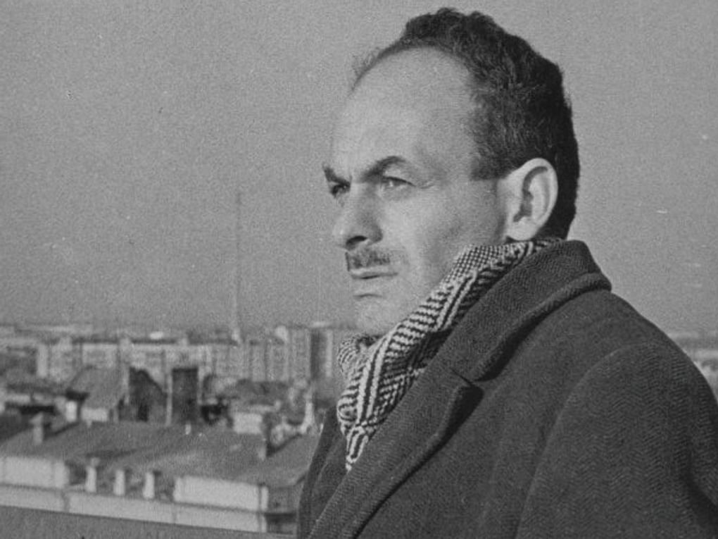 Булат Окуджава на крыше издательства «Советский писатель». Москва, 1966 год. Фотография: Николай Лаврентьев / Мультимедиа Арт Музей, Москва
