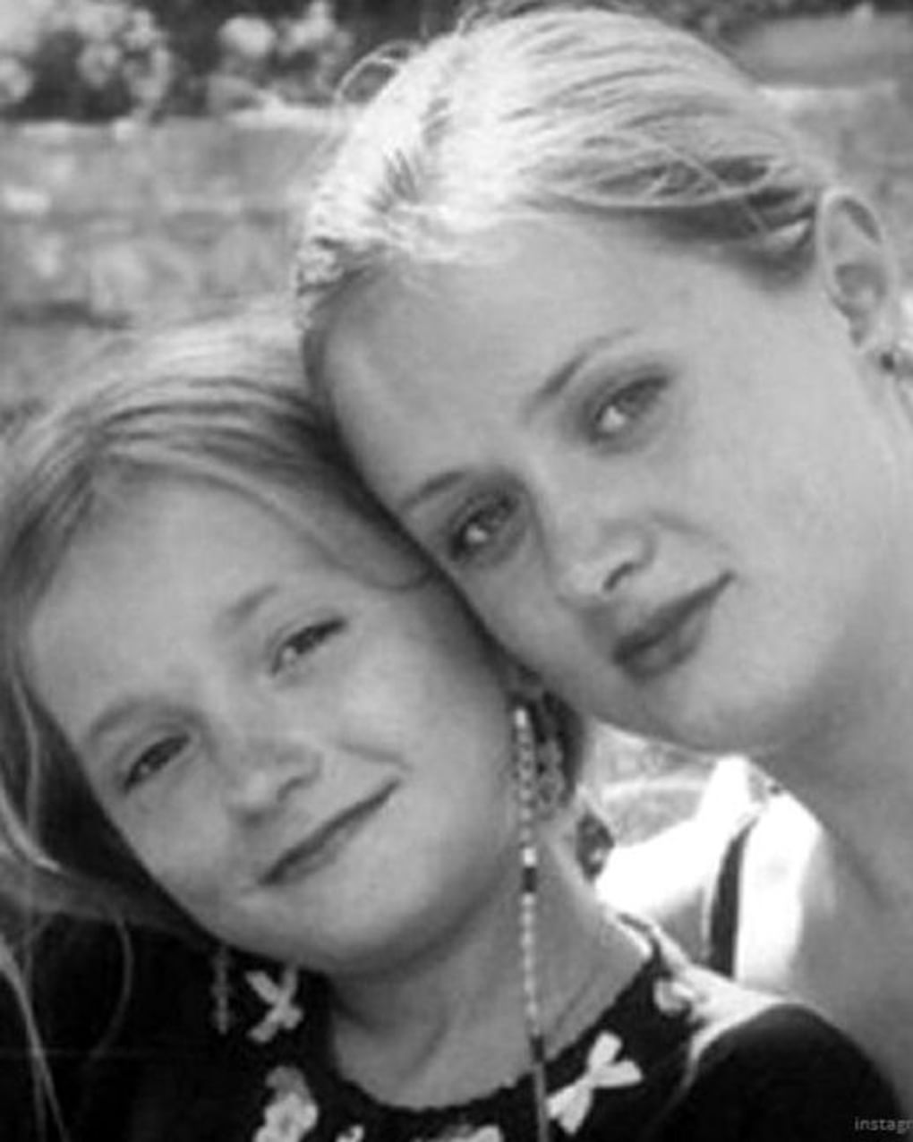 Анна Михалкова (справа) с сестрой — актрисой и режиссером Надеждой Михалковой. Фотография: spletnik.ru