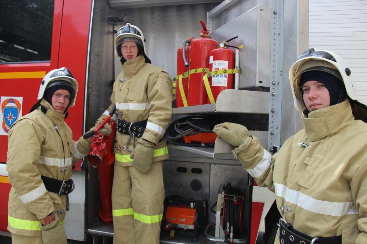 Люди пожарной службы. Профессия пожарный. Профессия пожарник. Пожарные на пожаре. Фотографии пожарных.