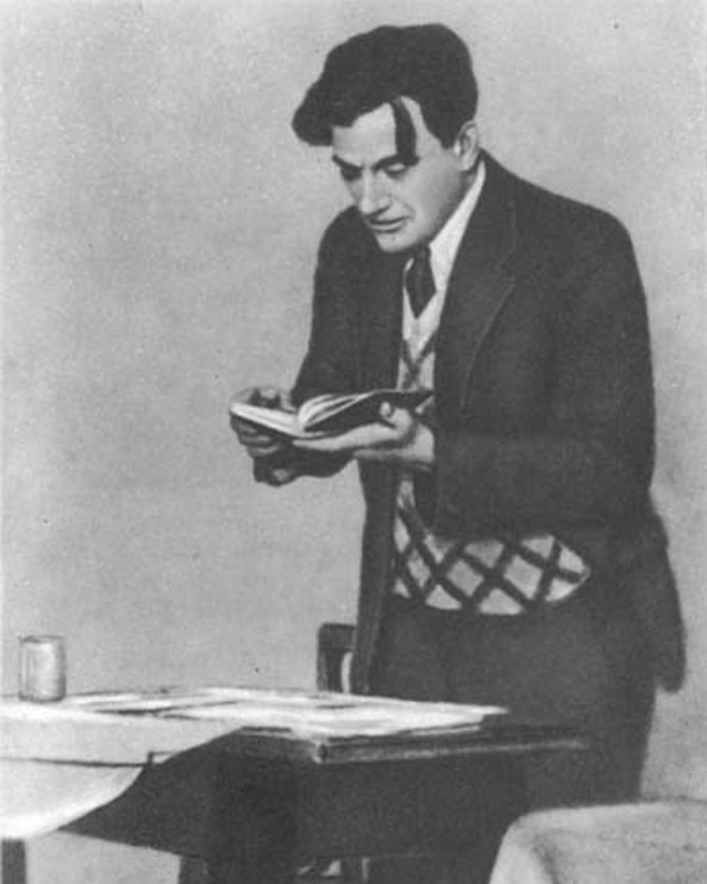 Владимир Маяковский. 1930 год. Фотография: <a href="https://commons.wikimedia.org/w/index.php?curid=5939233" target="_blank" rel="noopener">Wikimedia Commons</a> / <a href="https://creativecommons.org/publicdomain/mark/1.0/deed.en" target="_blank" rel="noopener">Public domain</a>