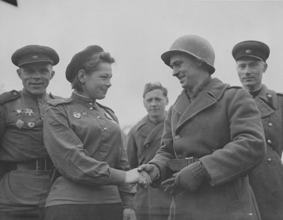 Жены военных в военное время. Женщины-солдаты 1941. Женщина солдат ВОВ 1941-1945. Советская женщина-солдат. Советский солдат.