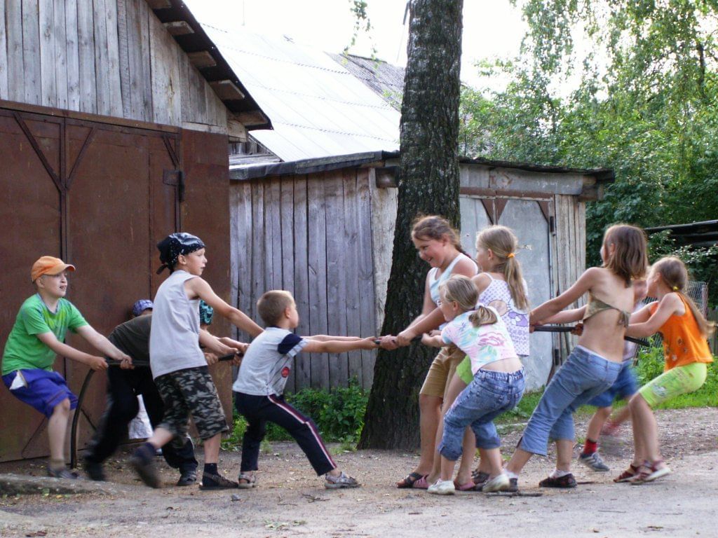 Каникулы летом в деревне. Дети во дворе. Дети на каникулах в деревне. Дети играющие во дворе. Двор в деревне для детей.