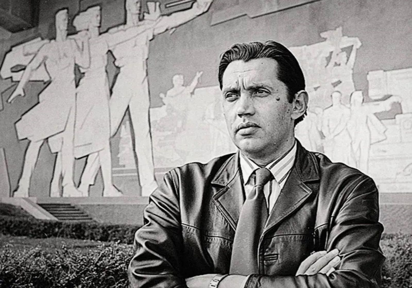 1932 год кинофестиваль город. Роберт Иванович Рождественский. Фото Роберта Рождественского. Робюерт Рождественский. Портрет Роберта Рождественского.