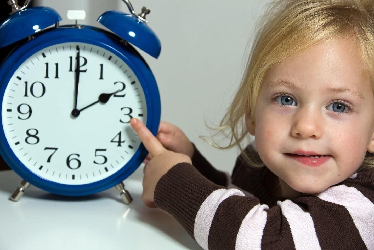 В котором часу будет играть. Ребенок с часами. Часы для детей. Режим дня для детей. Часов для детей от года.