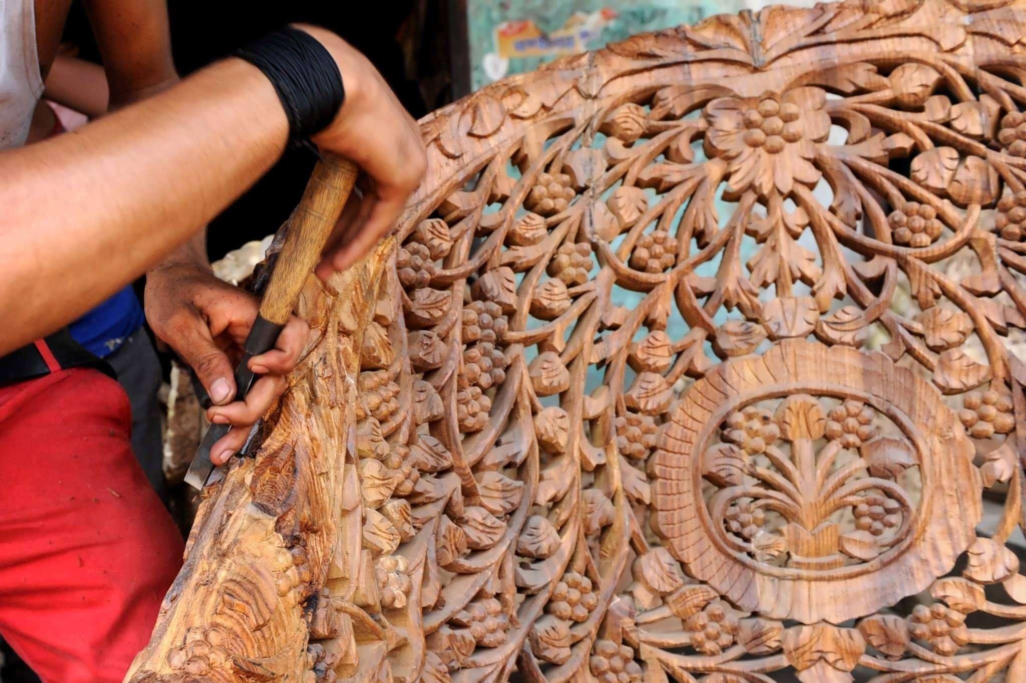 Искусные умельцы. Woodcarving резьба по дереву. Ван гуизий резчик по дереву. ДПИ художественная резьба. Декоративно прикладное искусство резьба по дереву.