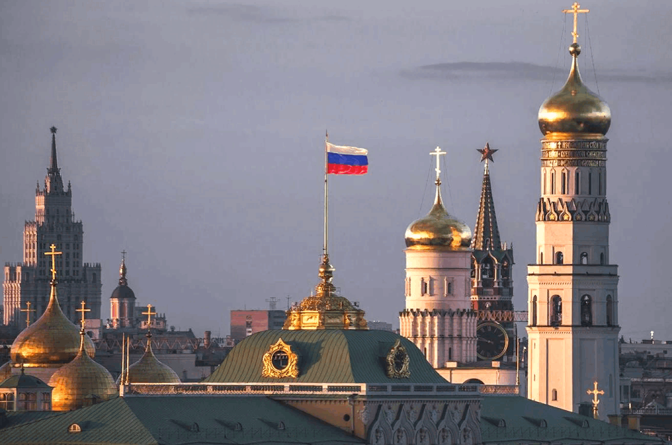 Фото кремль флаг. Флаг России Кремль. Москва Кремль флаг. Российский флаг над Кремлем. Триколор над Кремлем.