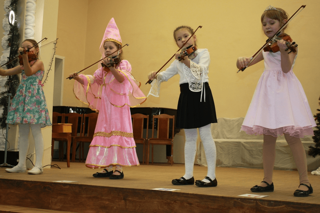 Скрипка выступление. Скрипач на концерте. Концерт со скрипкой. Сольный концерт скрипки.