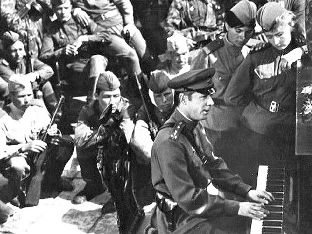Олег Анофриев (сидит за пианино) в роли Вадима Лялина в художественном фильме Виктора Соколова «Друзья и годы» (1965)