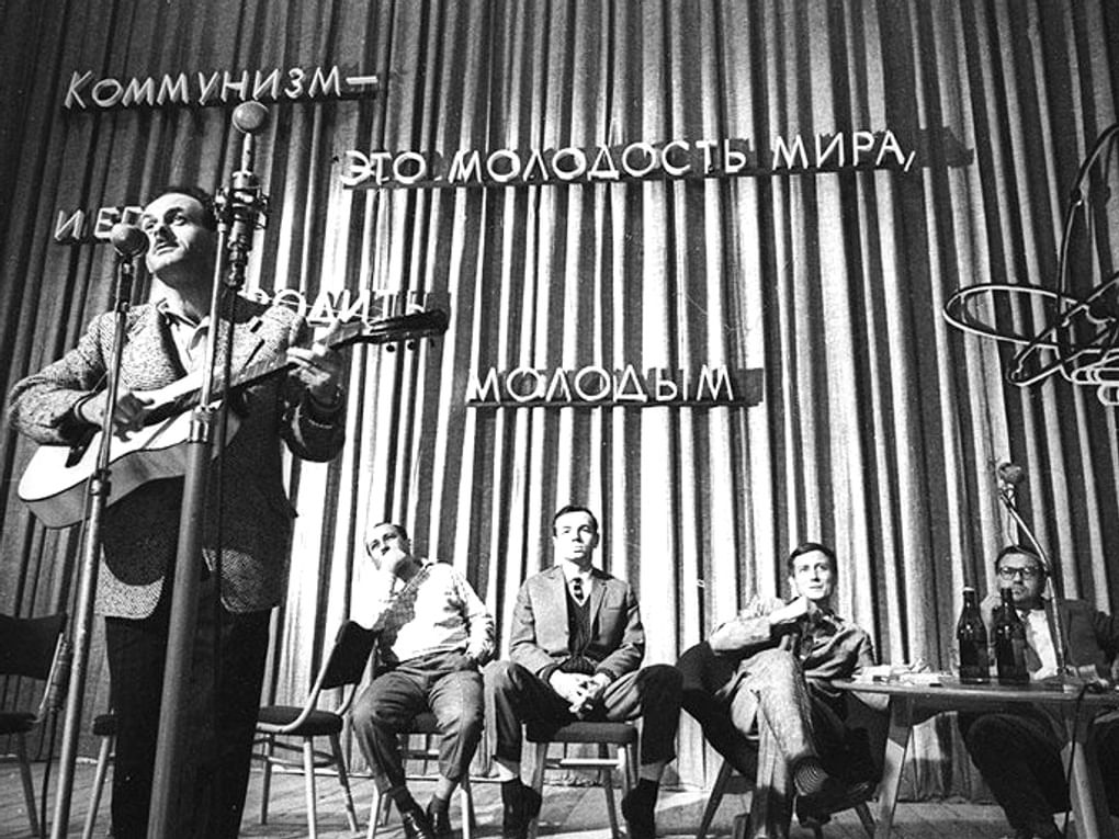 Слева направо: поэты Булат Окуджава, Григорий Поженян, Андрей Вознесенский и Евгений Евтушенко на вечере в Политехническом музее в художественном фильме Марлена Хуциева «Мне двадцать лет» («Застава Ильича»). Москва, 1963 год. Фотография: Леонид Лазарев / Государственный центральный музей кино, Москва