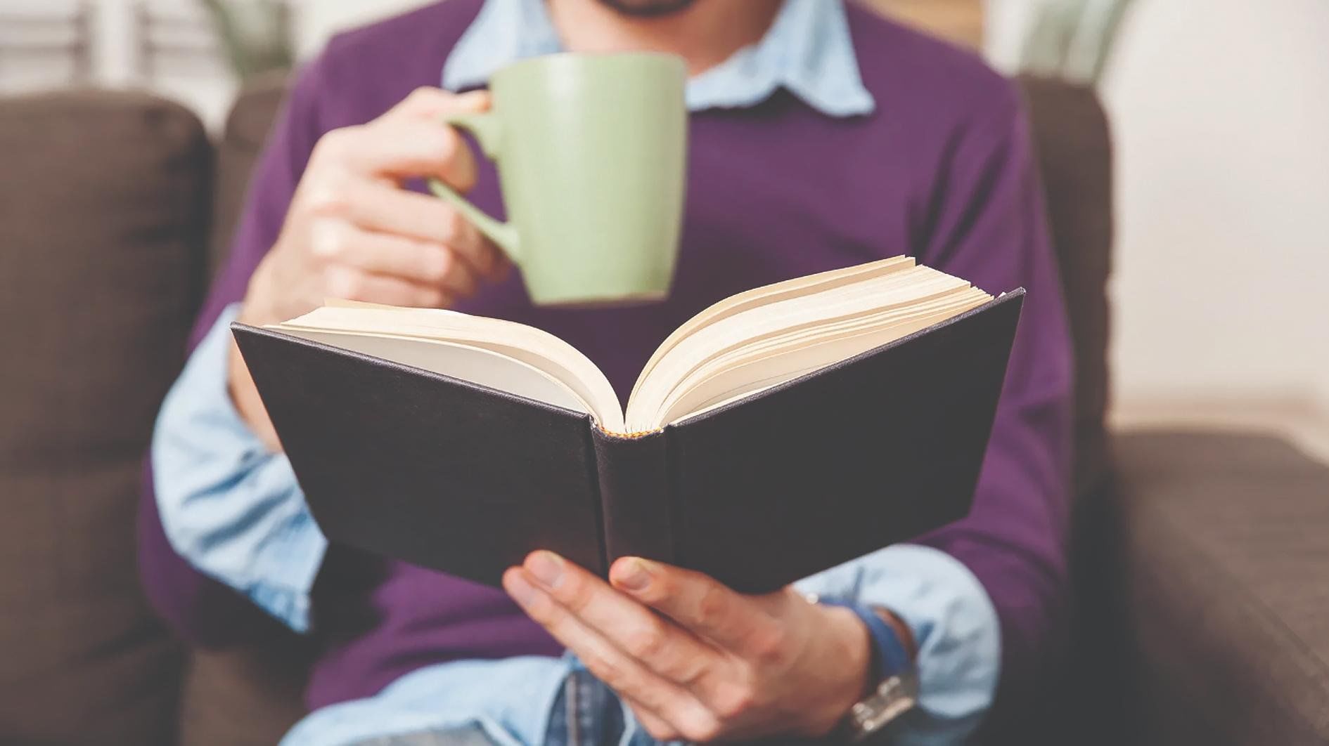 Читая рв. О людях и книгах. Человек с книжкой. Чтение книг. Человек с книгой в руках.