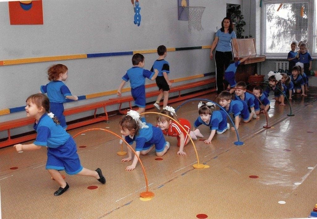 Двигательные качества и игры. Физическая культура дошкольников. Спортивные занятия в детском саду. Дети на физкультурном занятии. Физкультура для дошкольников.