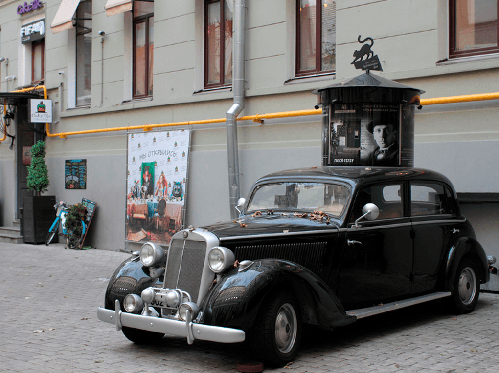 Автомобиль во дворе музея-театра «Булгаковский дом» на Большой Садовой, 10, Москва. Фотография: Дмитрий Неумоин / фотобанк «Лори»