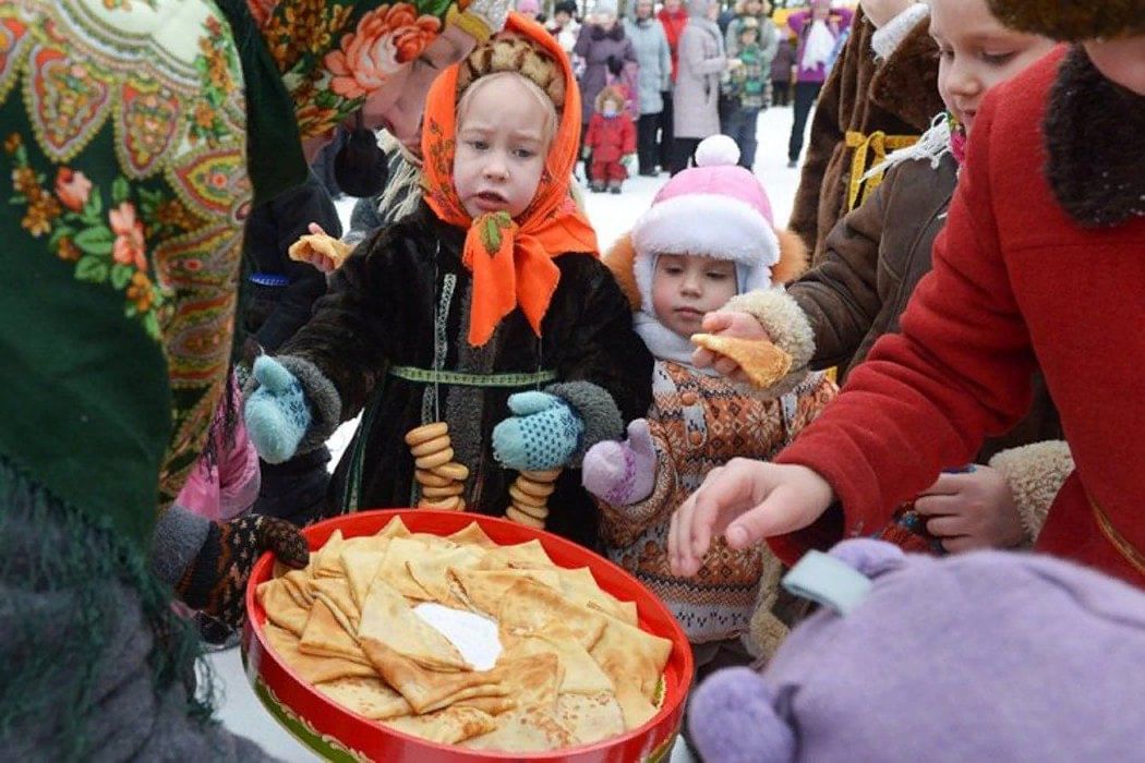 Провожаем праздники. Масленица люди. Масленица гуляния блины. Масленица в России. Празднества намасленницу.