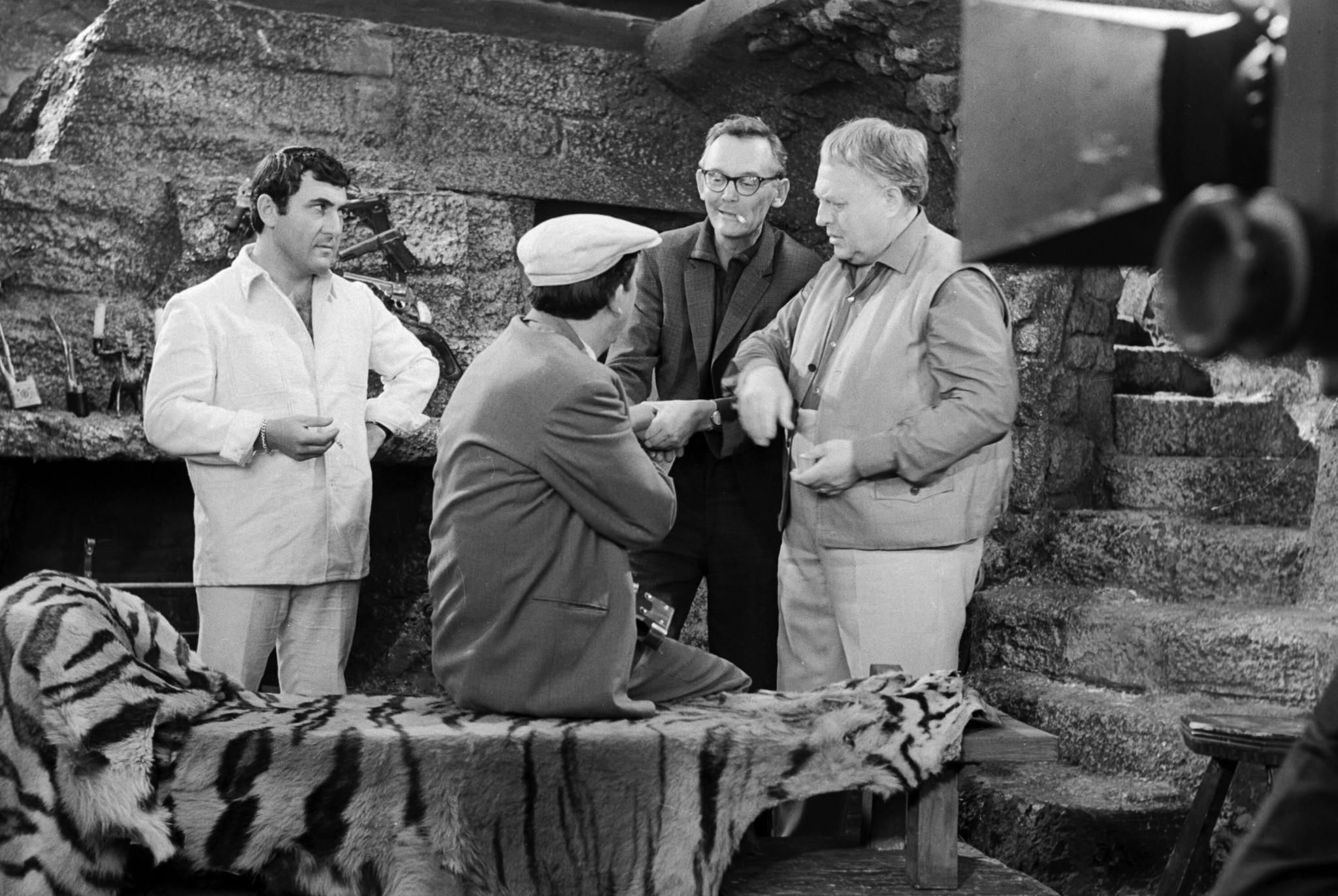 Фото гайдая в бриллиантовой руке. Леонид гайдай 1993. Леонид гайдай и никулин. «бриллиантовая рука» (1969) леонида гайдая. Фото гайдая в бриллиантовой руке.