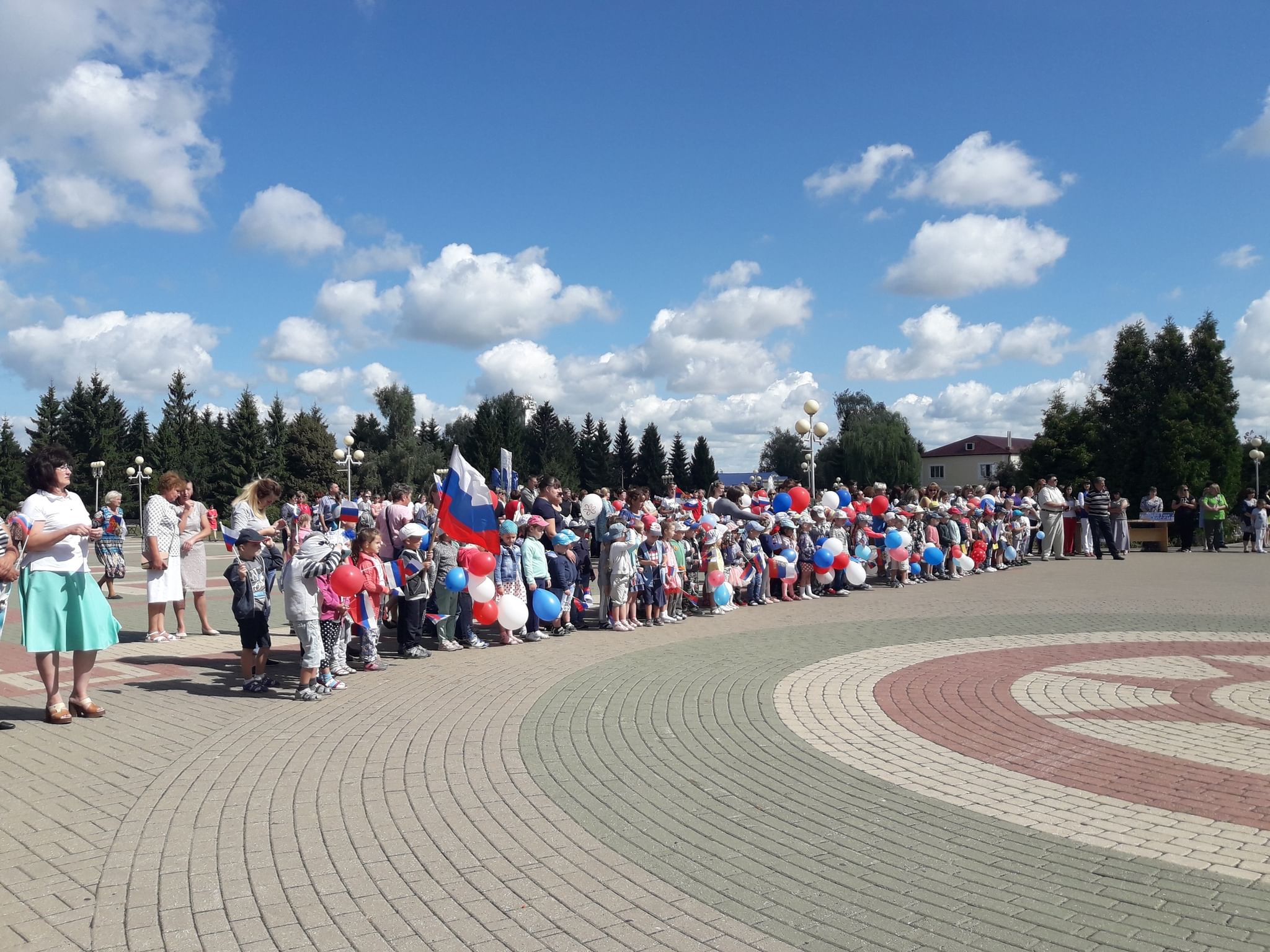 Свободная страна 2019. Флаг Белгородской области на Прохоровке. Знамя Ногинск концерт. Городское торжественное концерт Белгород. Фото праздничный концерт «на крыльях памяти».