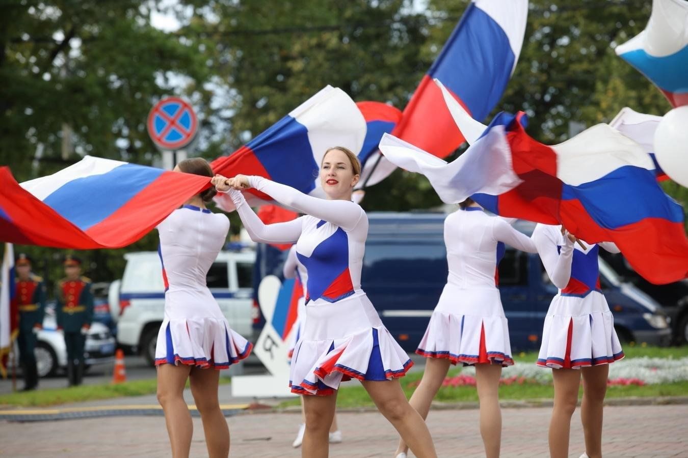 Какой праздник можно. Российский Триколор. День государственного флага. Спортивное мероприятие ко Дню России. Праздник день России Санкт-Петербург 2022.