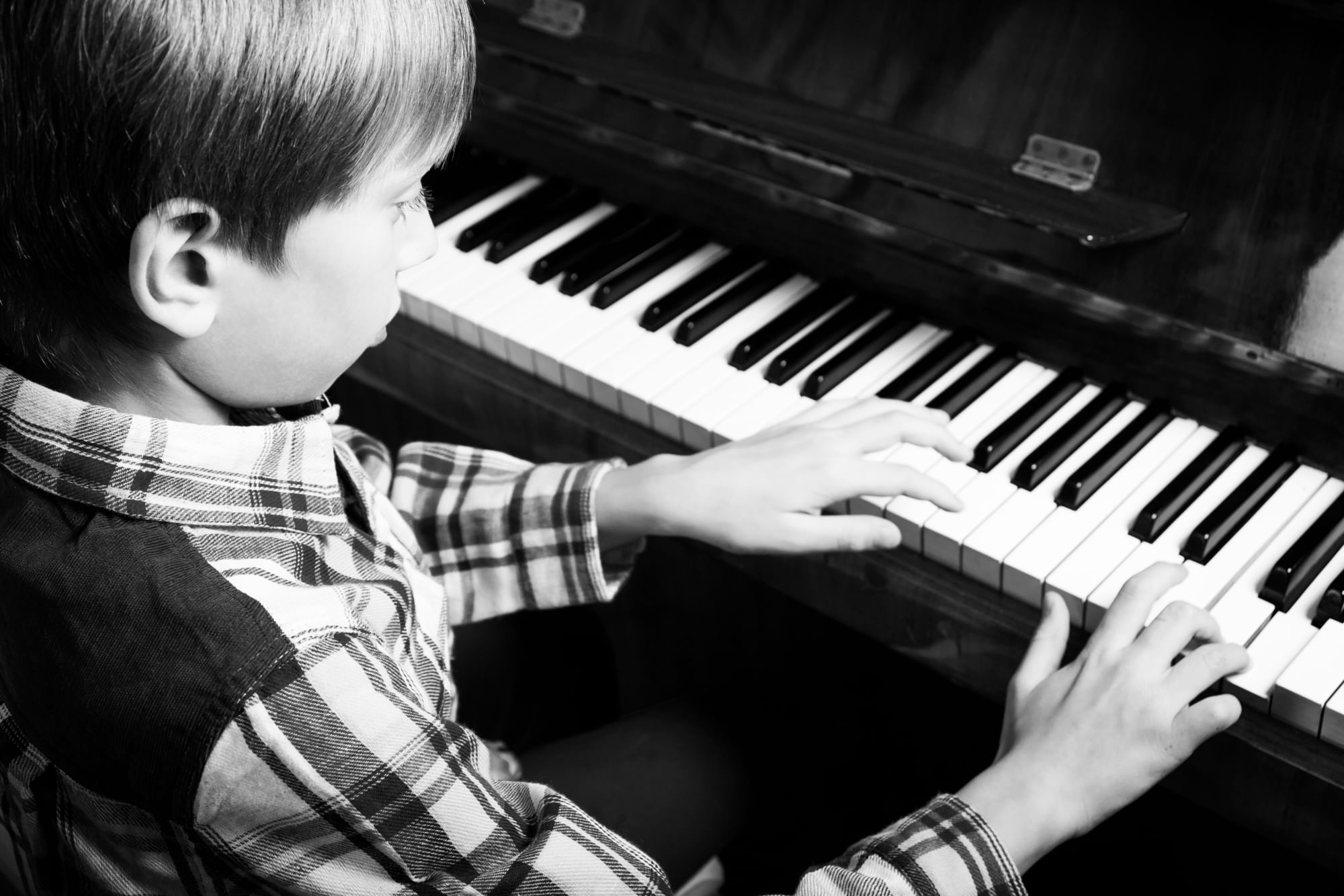 He playing the piano. Мальчик за пианино. Ребенок играющий на фортепиано. Мальчик за фортепиано. Подросток играет на фортепиано.