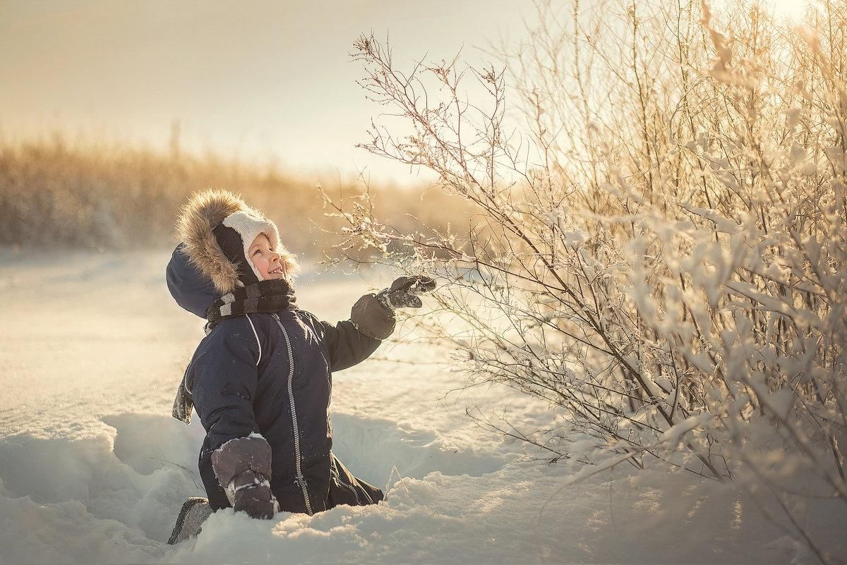 Человек в лесу зимой