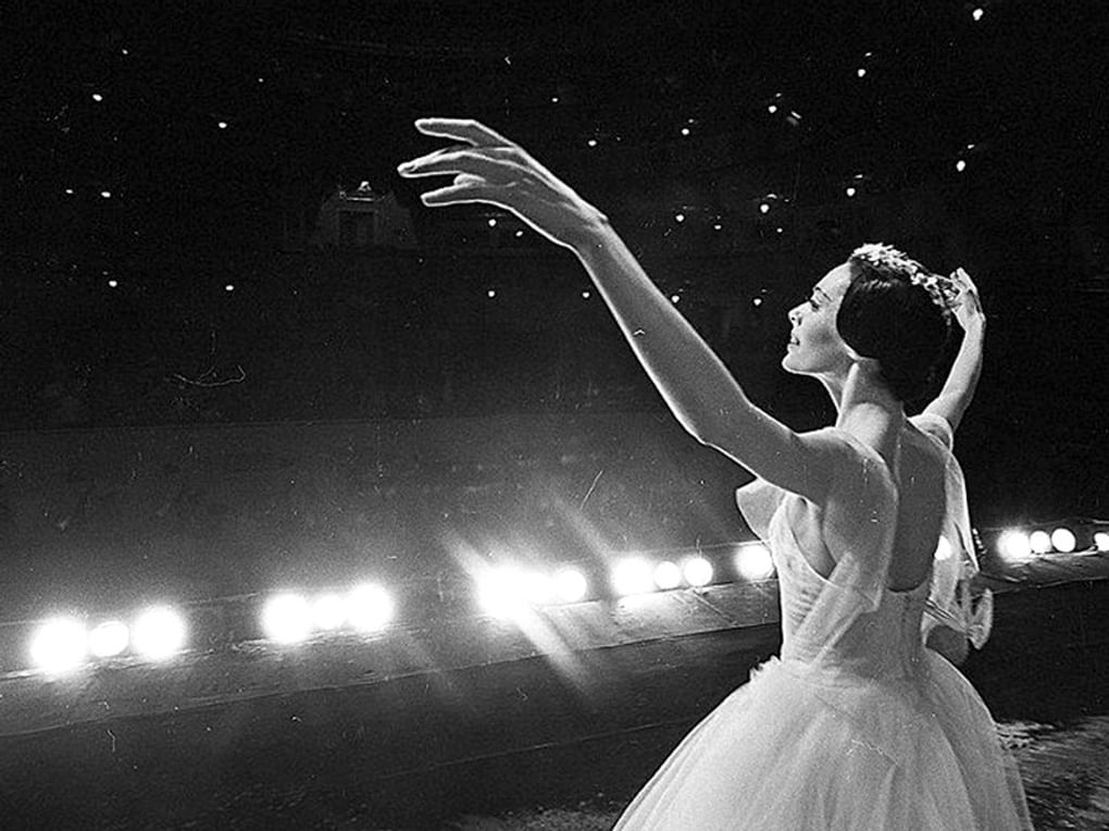 Балерина Галина Мезенцева на поклоне после спектакля. 1978 год. Фотография: Валентин Барановский / Санкт-Петербургский государственный музей театрального и музыкального искусства, Санкт-Петербург