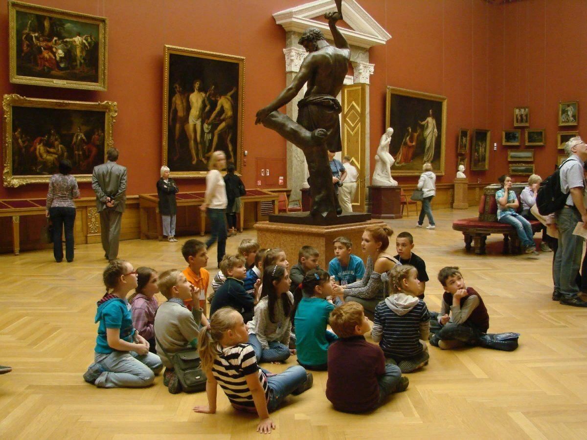 школьники в музее