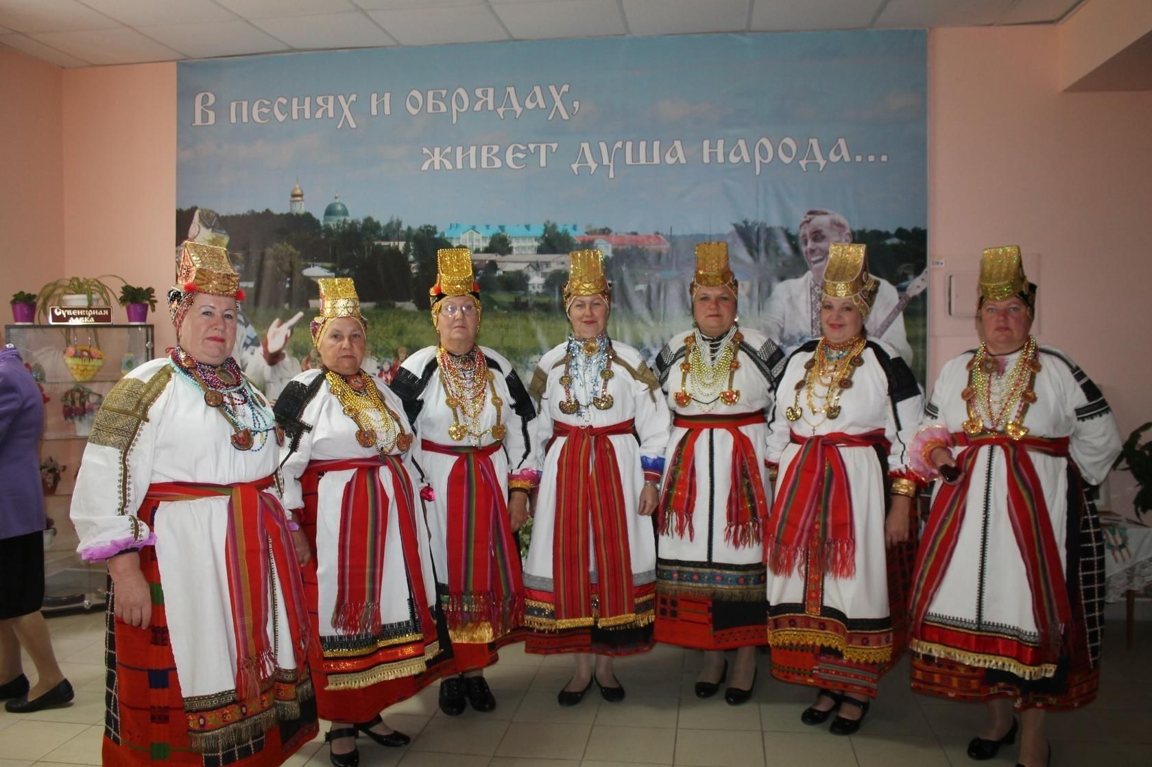 Какие комплексы женской одежды на белгородчине. Краеведческие посиделки. Народный костюм Белгородской области. Малобыково Белгородская область ансамбль. Я В национальном костюме фотовыставка.