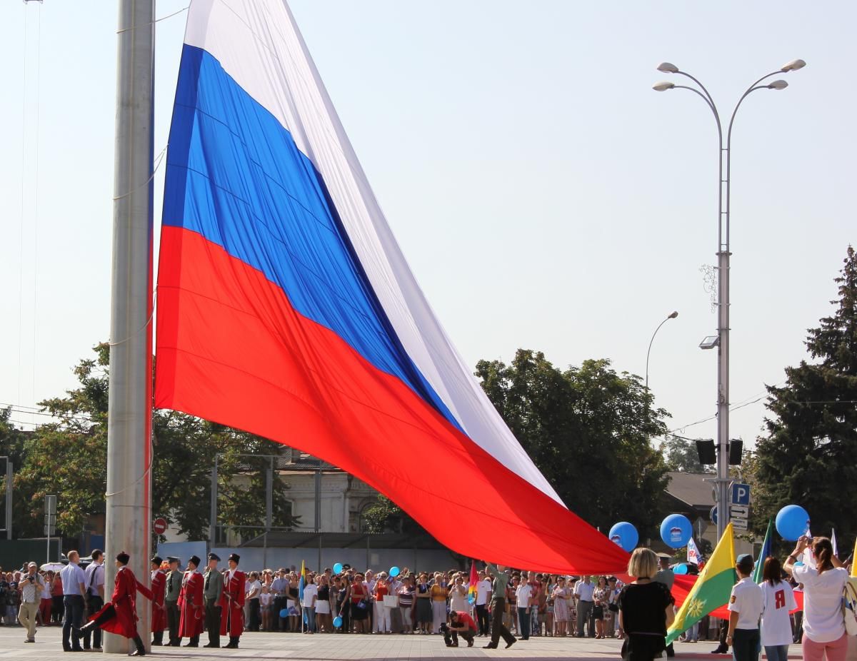 День знамени. Флаг России в Краснодаре. Инсталляция российского флага. Флаг России Воронеж. Сегодня день государственного флага.