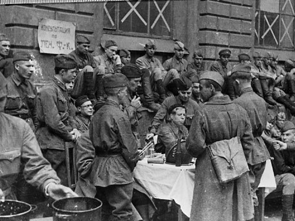 Красноармейцы в Круглом дворе Академии художеств. Ленинград, 1941 год. Фотография: <a href="https://artsacademy.ru/additionally/patrioticheskoe-vospitanie/akademiya-khudozhestv-v-gody-vov/" target="_blank" rel="noopener">artsacademy.ru</a>